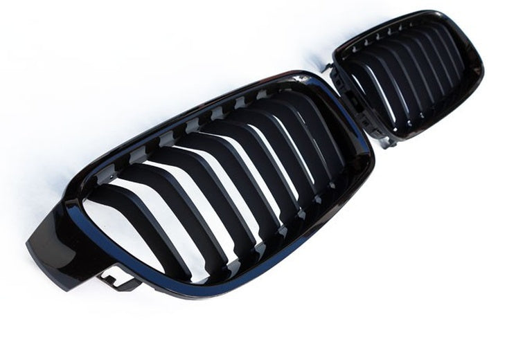 Grilă bara spate compatibilă cu BMW Seria 3 F30 / F31 cu 4 uși, fabricație 10/2011 - Negru lucios