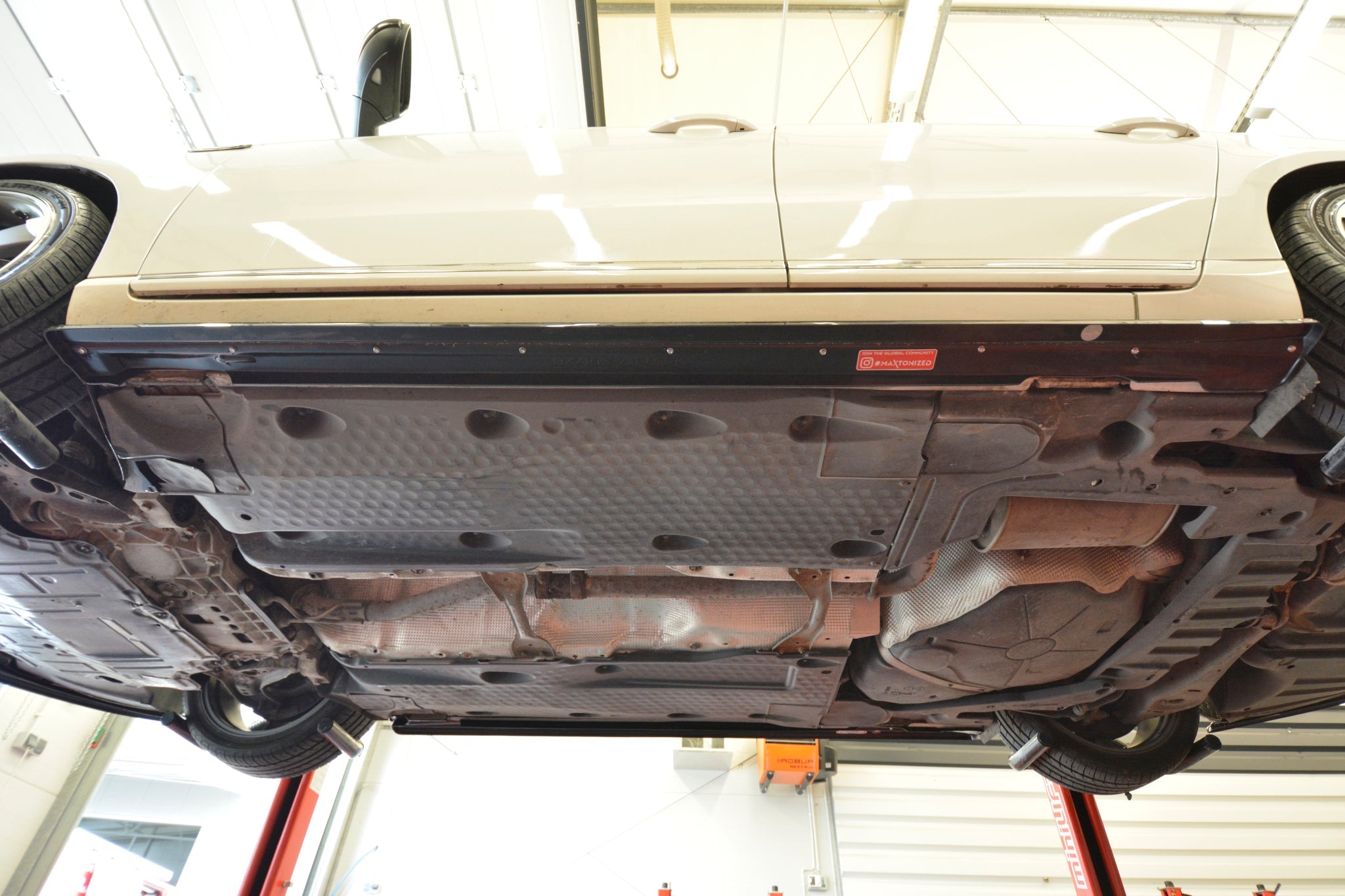 Praguri Volkswagen Passat B7 2010-2014 v8 - Maxton Design