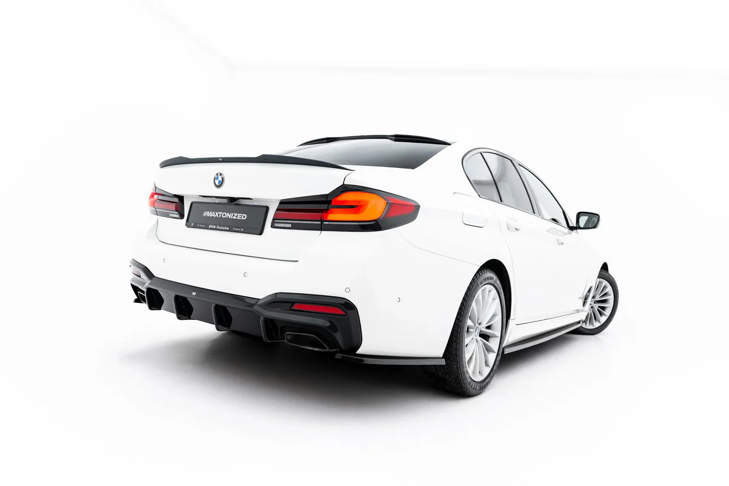 Prelungire difuzor bara spate spoiler fusta lip cu aripioare laterale BMW 5 M-Pack Sedan / Touring G30 / G31 / G30 Facelift / G31 Facelift - Maxton Design
