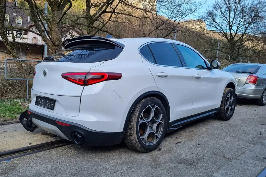 Eleron luneta portbagaj Alfa Romeo Stelvio 2016-2021 negru lucios TFBT