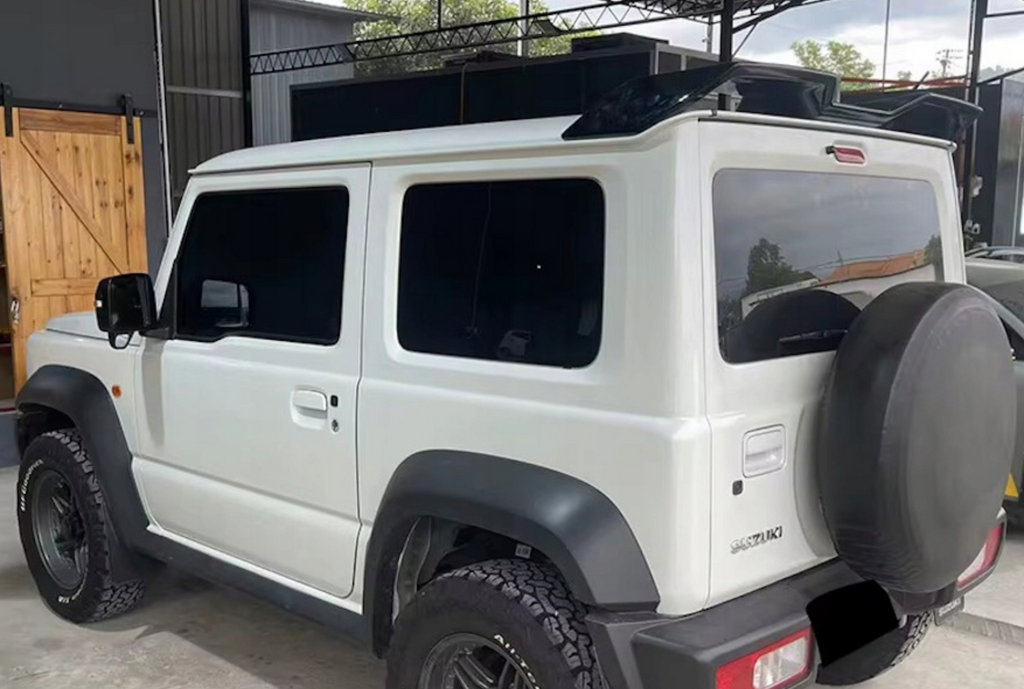 Eleron luneta portbagaj Suzuki Jimny IV 2018+ aspect G CLASS AMG negru lucios TFBT