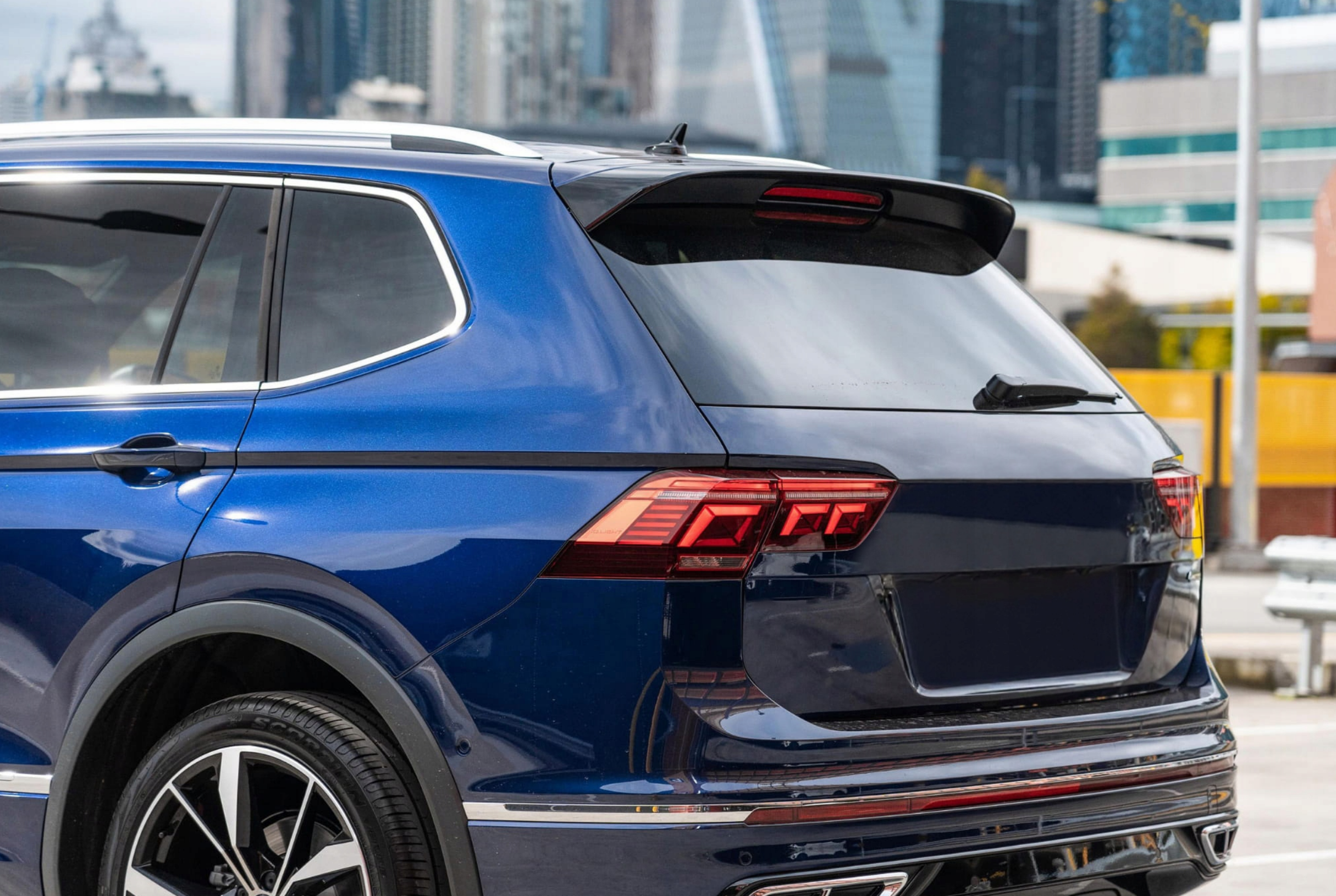 Eleron luneta portbagaj VOLKSWAGEN TIGUAN ALLSPACE 2017-2024 negru lucios TFB TUNING
