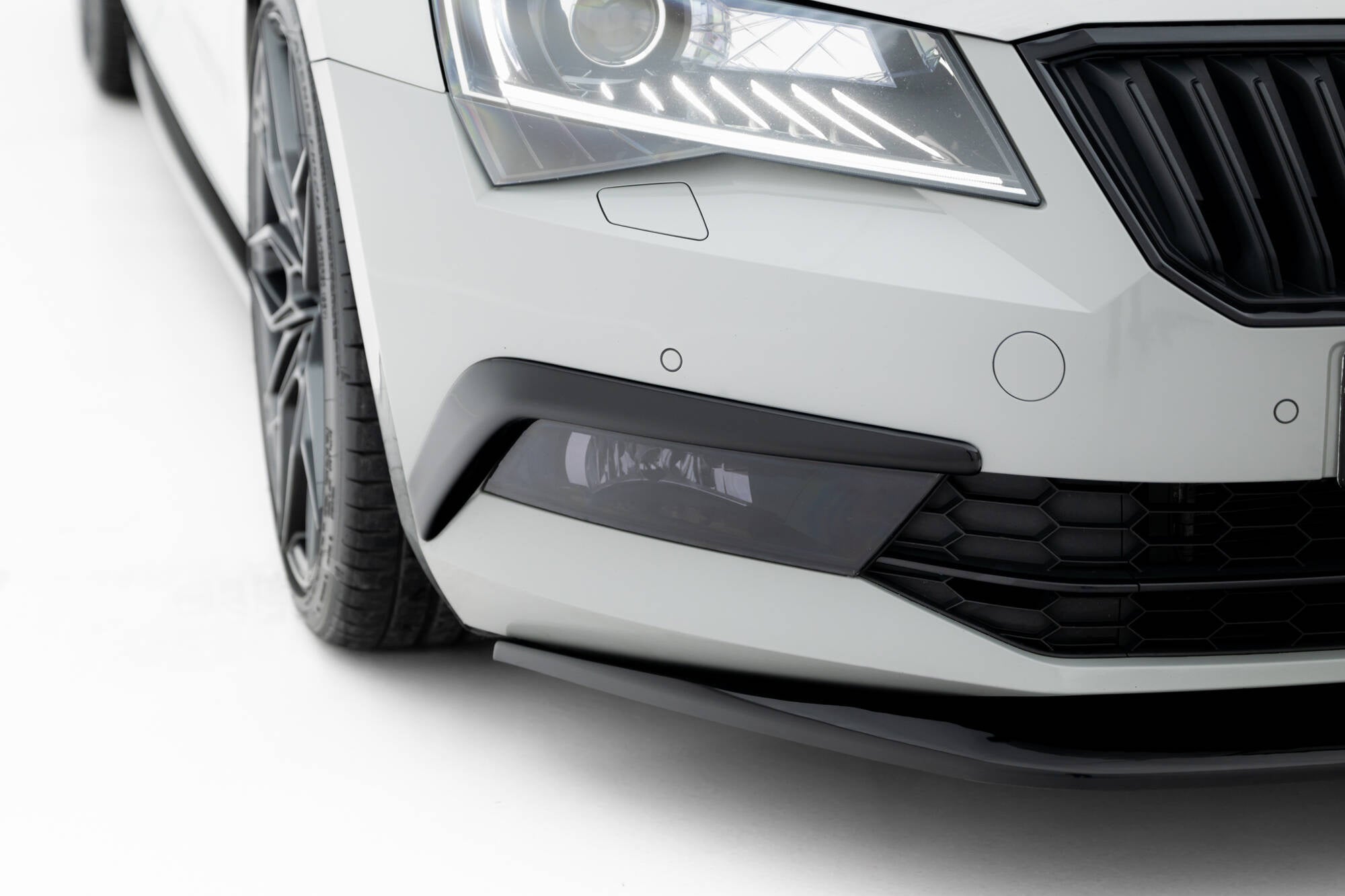 Ornamente grile proiectoare bara fata Skoda Superb Mk3 2015- v7 - Maxton Design