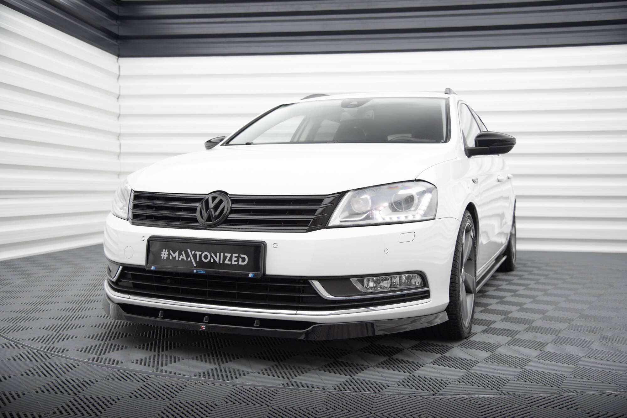 Prelungire splitter bara fata Volkswagen Passat B7 2010-2014 v8 - Maxton Design