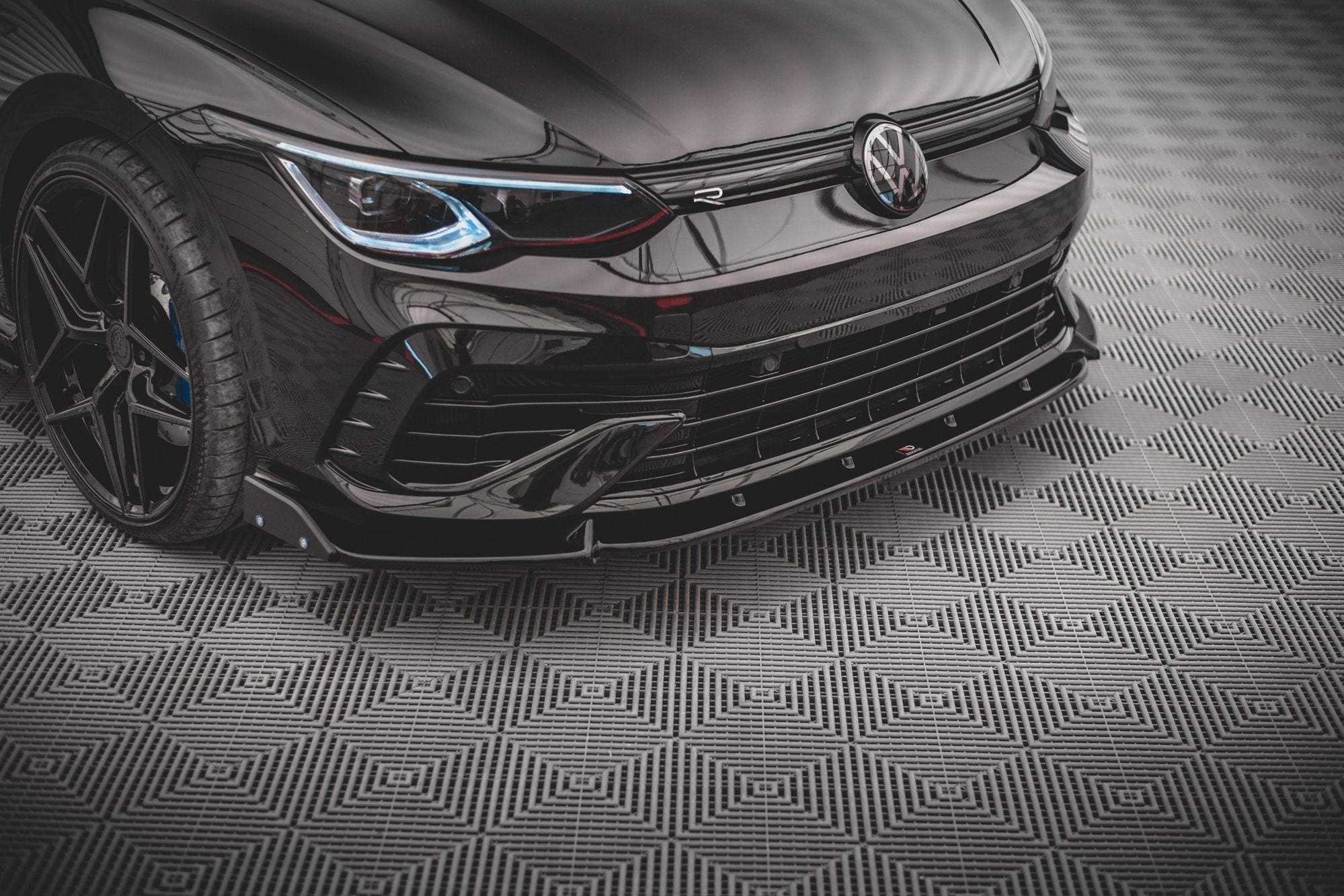 Prelungire splitter bara fata si flapsuri Volkswagen Golf R Mk8 2020- v25 - Maxton Design