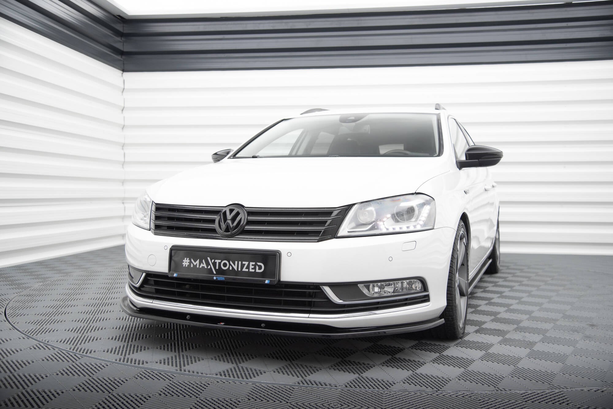 Prelungire splitter bara fata Volkswagen Passat B7 2010-2014 v9 - Maxton Design