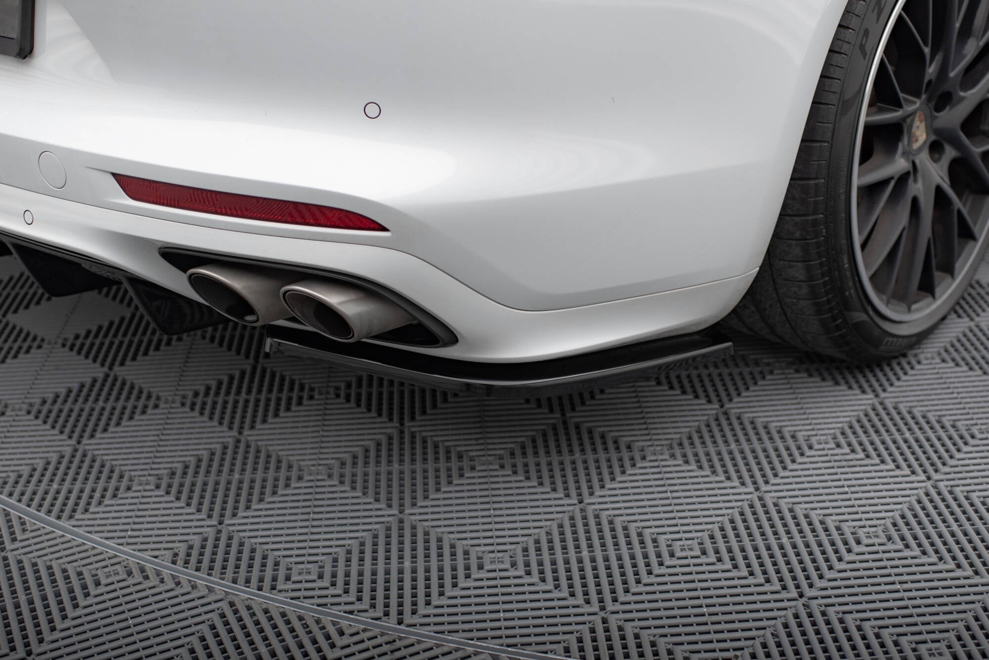 Prelungire splitter bara spate Porsche Panamera Turbo GTS 971 2016- v1 - Maxton Design