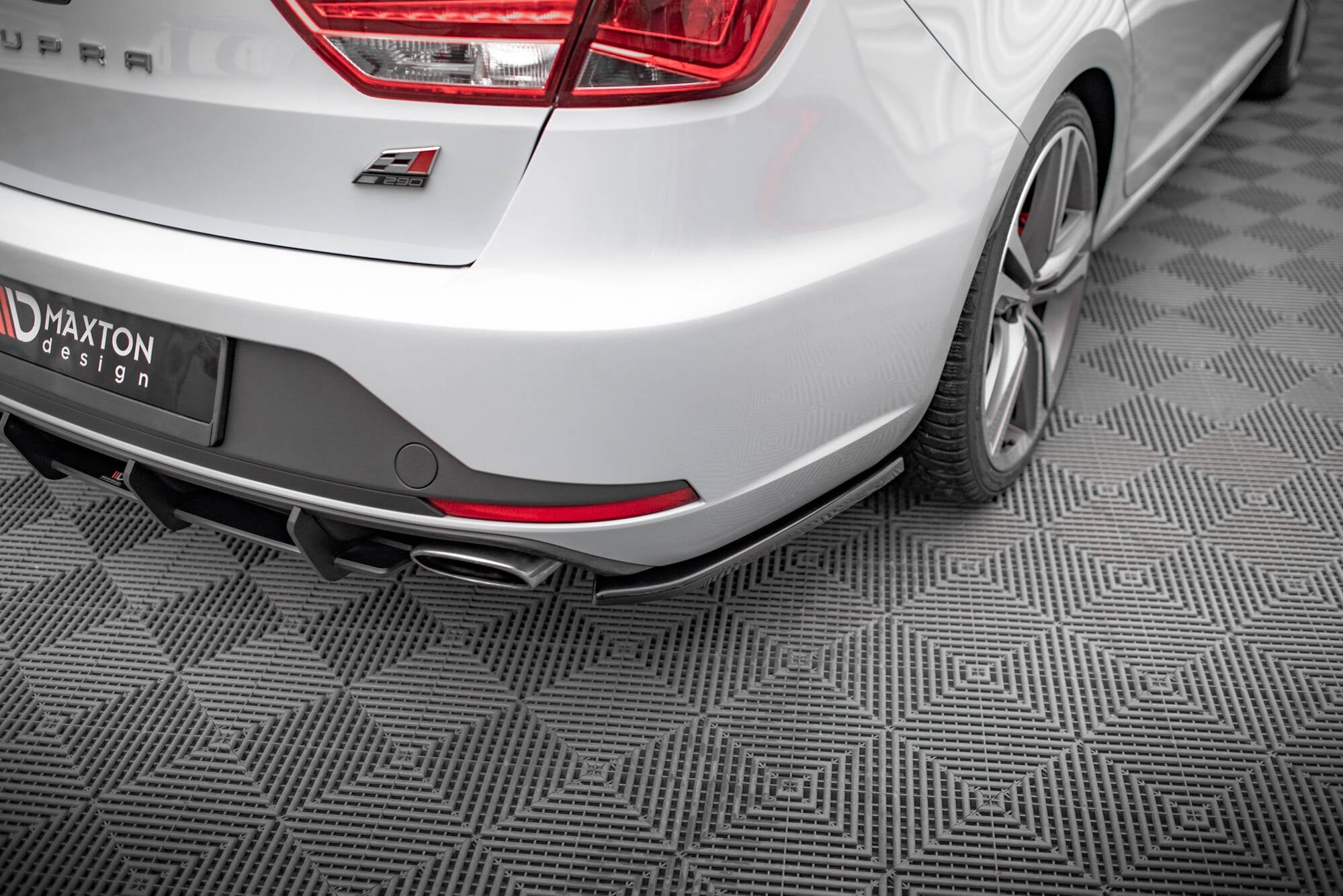 Prelungire splitter bara spate Seat Leon Cupra Sportstourer Mk3 2012-2016 v30 - Maxton Design