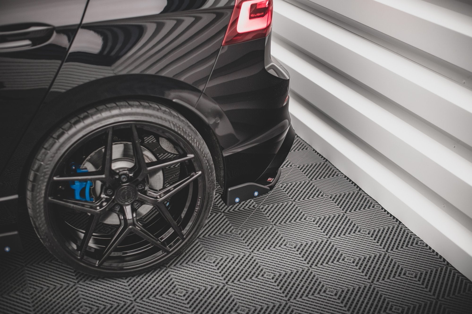 Prelungire splitter bara spate si flapsuri Volkswagen Golf R Mk8 2020- v31 - Maxton Design