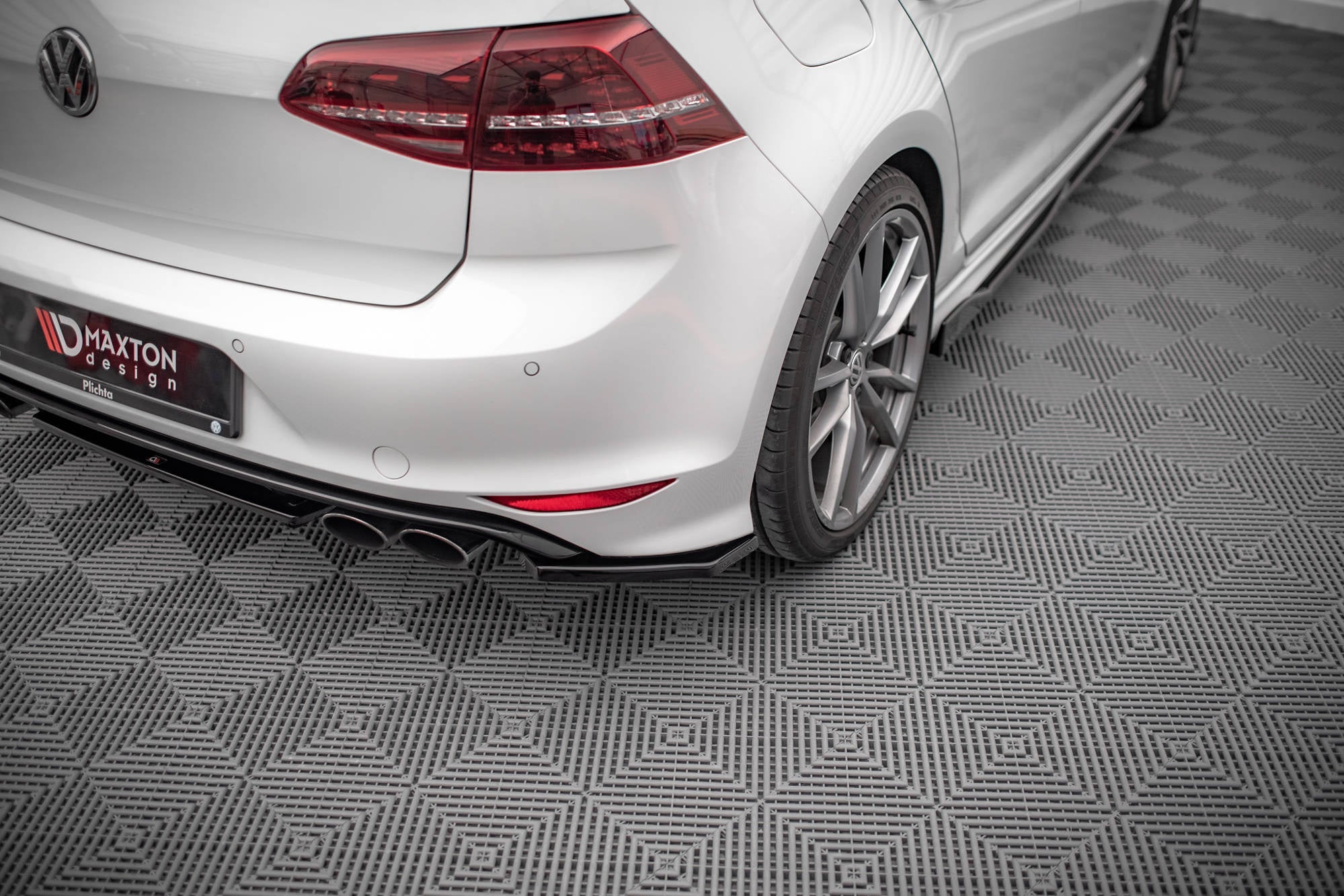 Prelungire splitter bara spate Volkswagen Golf 7 R 2013-2016 v32 - Maxton Design