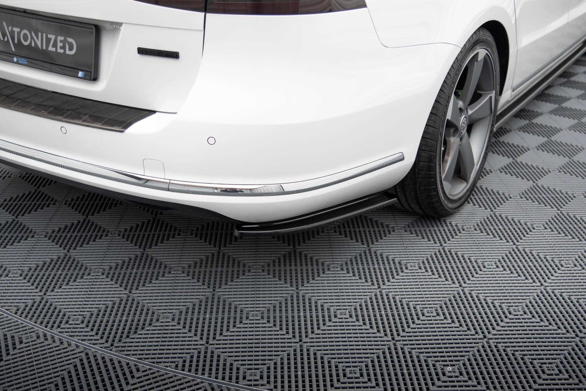 Prelungire splitter bara spate Volkswagen Passat Sedan Variant B7 2010-2014 v3 - Maxton Design