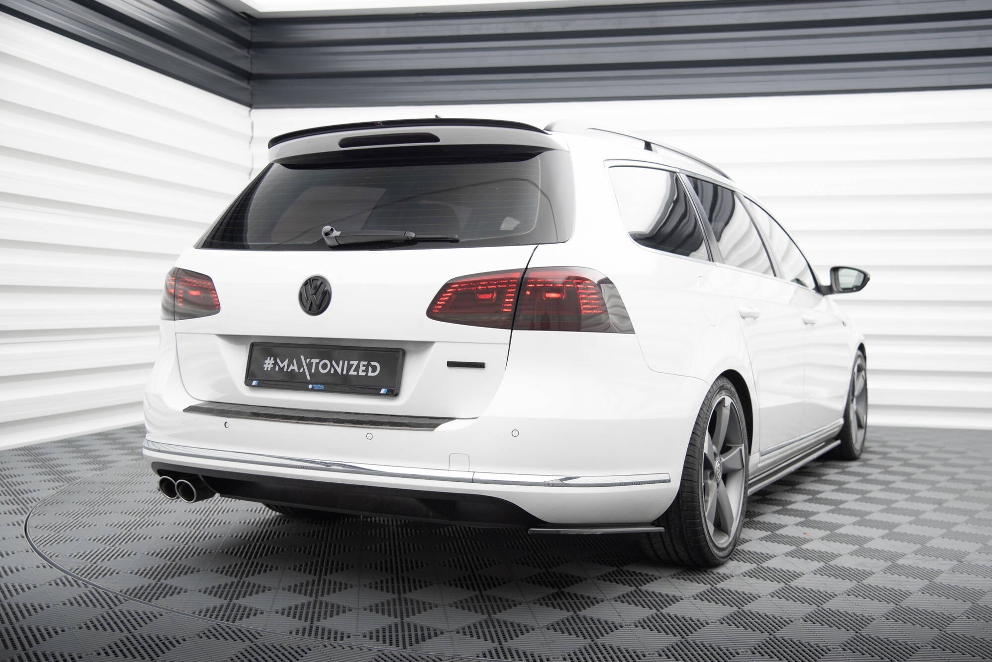 Prelungire splitter bara spate Volkswagen Passat Sedan Variant B7 2010-2014 v3 - Maxton Design