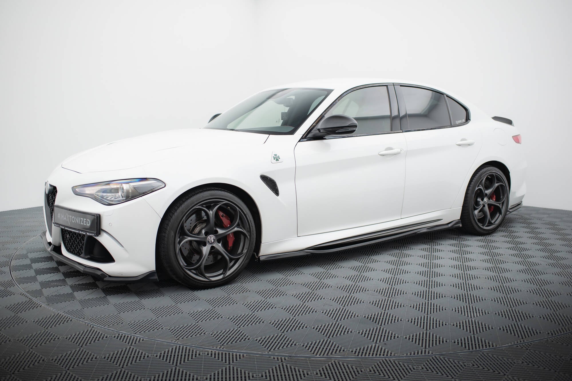 Praguri Alfa Romeo Giulia Quadrifoglio 2016- v1 - Maxton Design