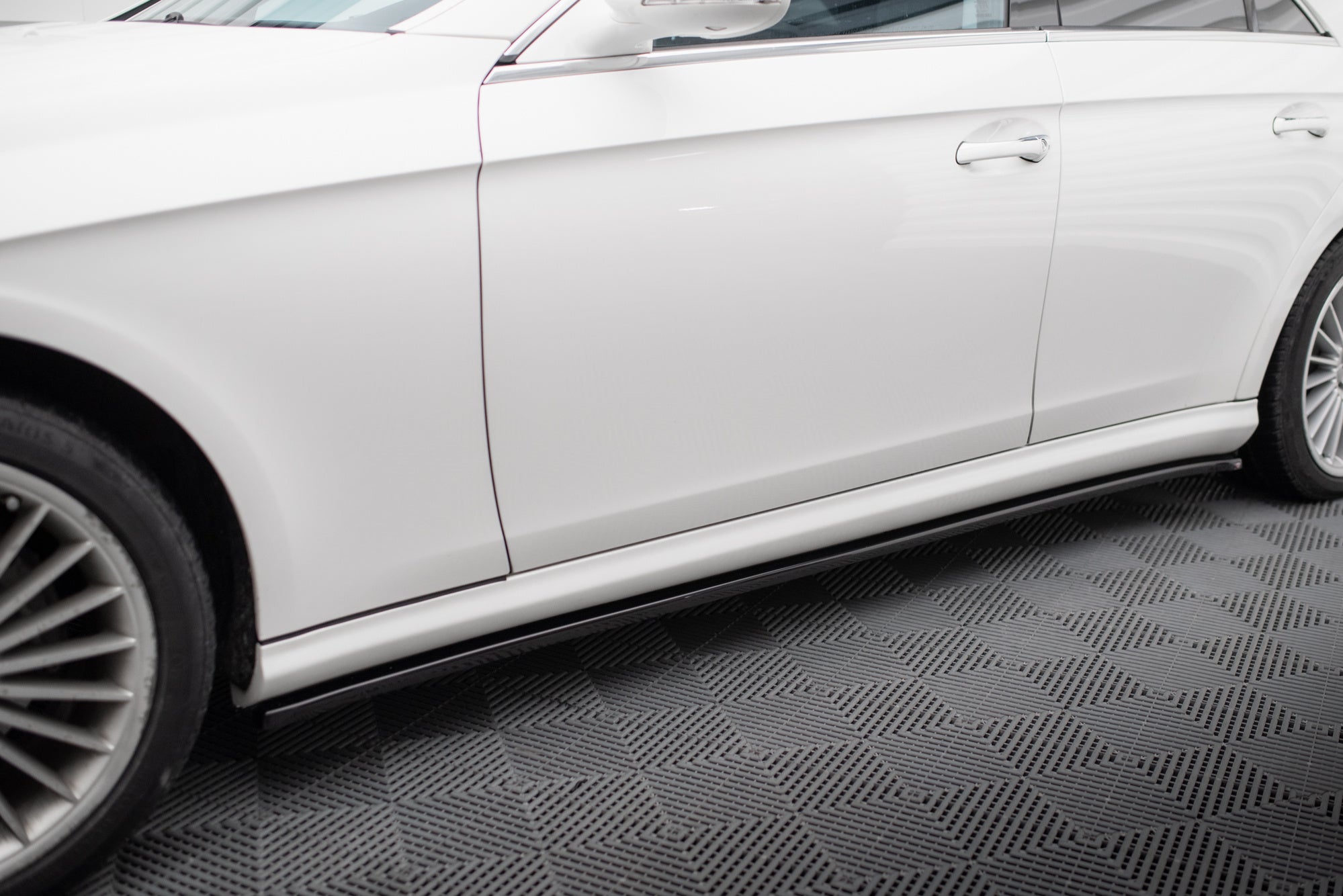 Praguri Mercedes CLS C219 55AMG 2004-2006 v2 - Maxton Design