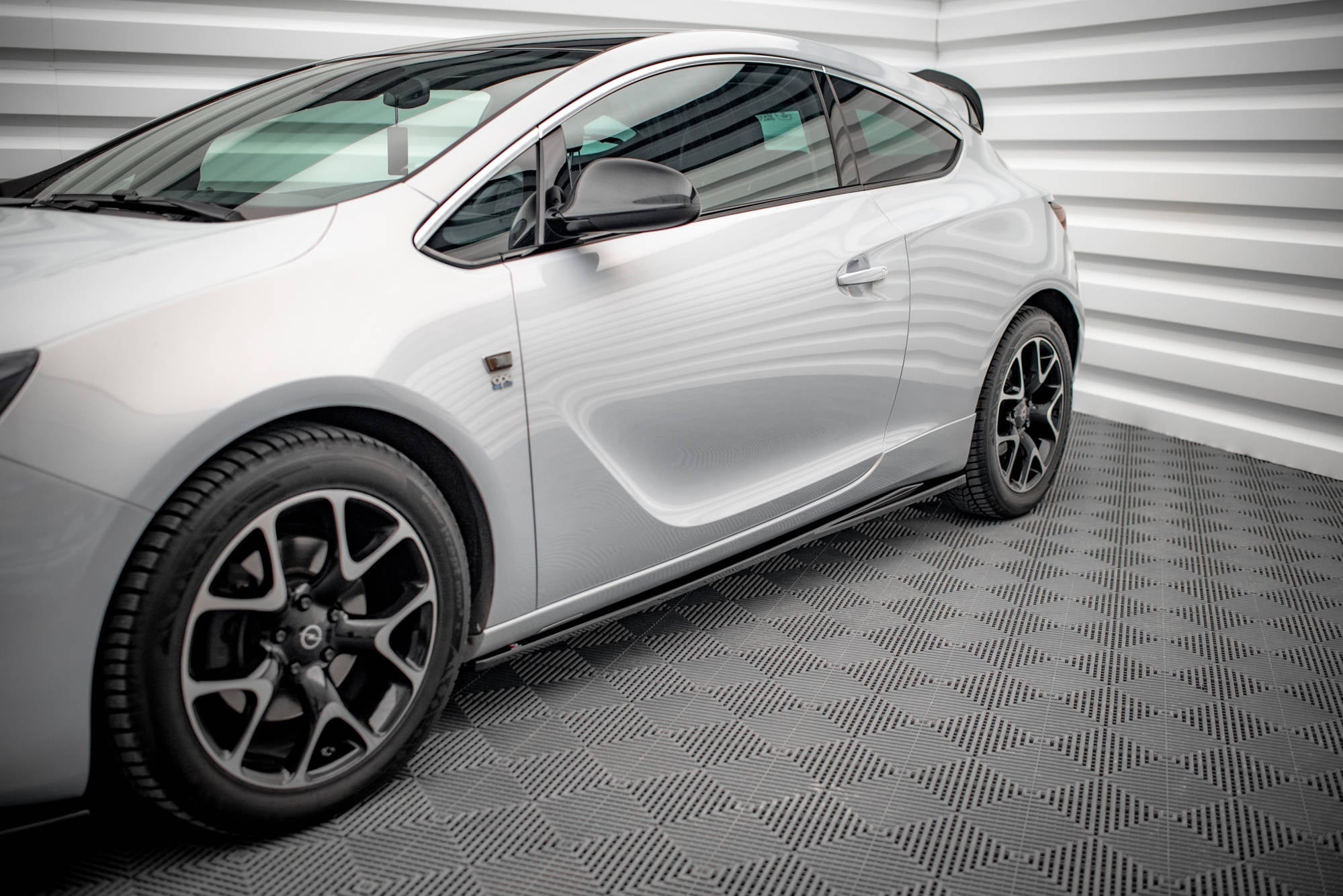 Praguri Opel Astra J GTC OPC-Line 2011-2018 v4 - Maxton Design
