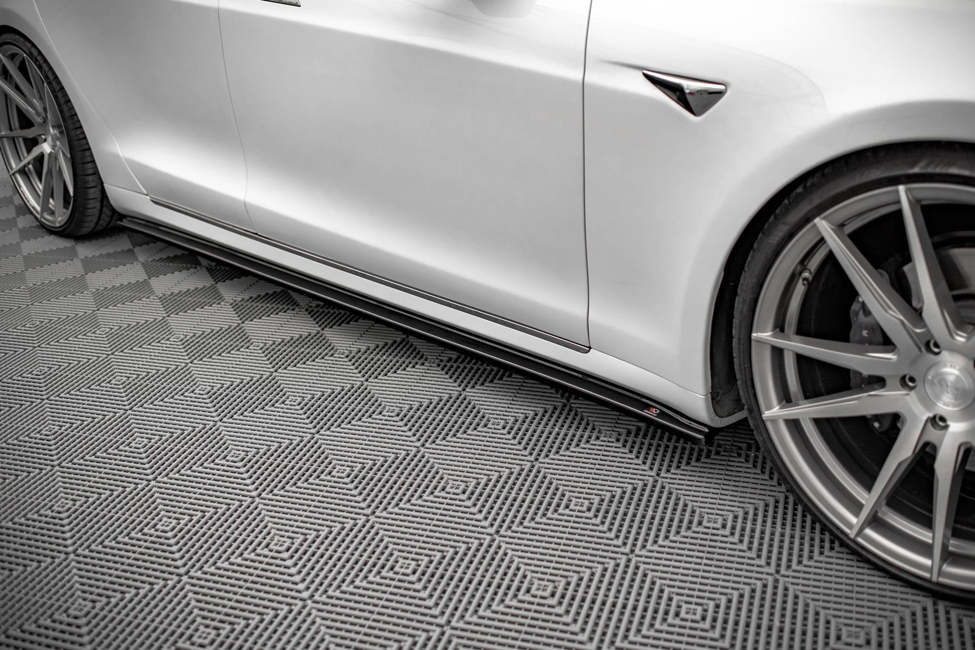 Praguri Tesla Model S Facelift 2016- v1 - Maxton Design