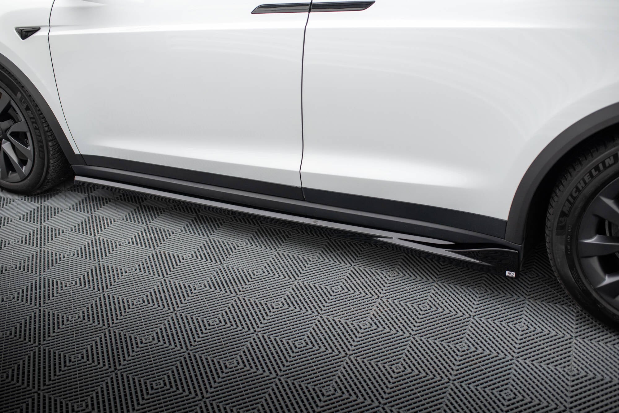 Praguri Tesla Model X Mk1 Facelift 2021- v3 - Maxton Design