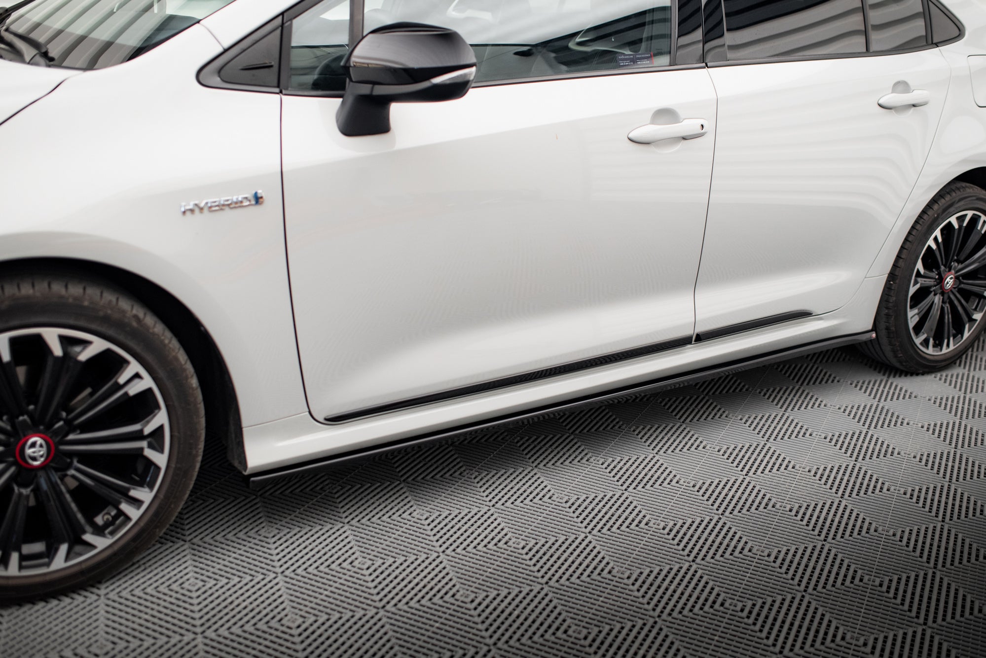 Praguri Toyota Corolla XII Sedan 2019- v1 - Maxton Design