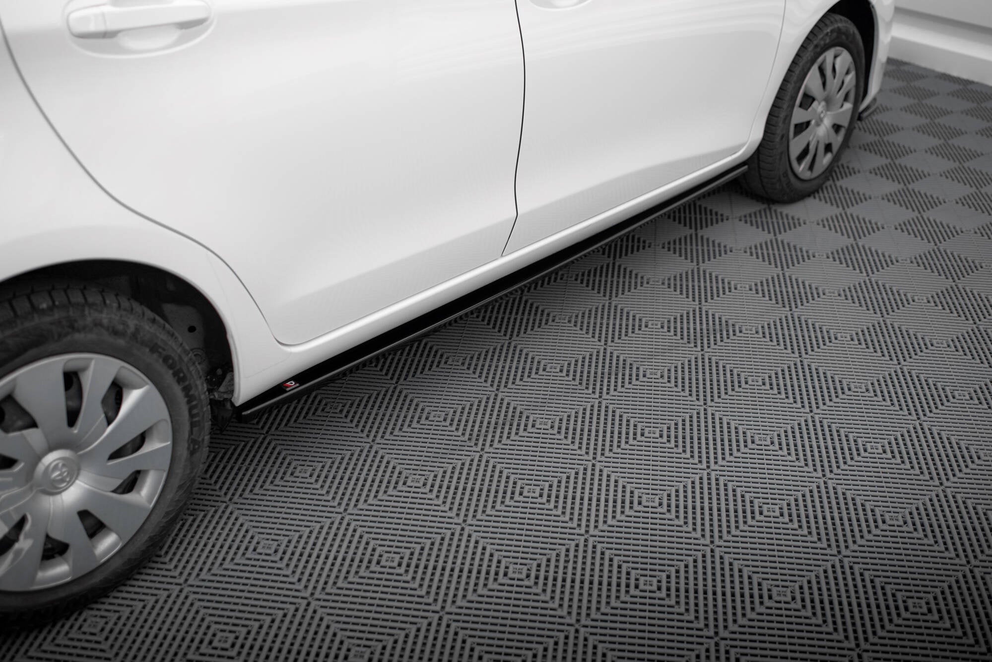 Praguri Toyota Yaris Mk3 Facelift 2014-2017 v4 - Maxton Design