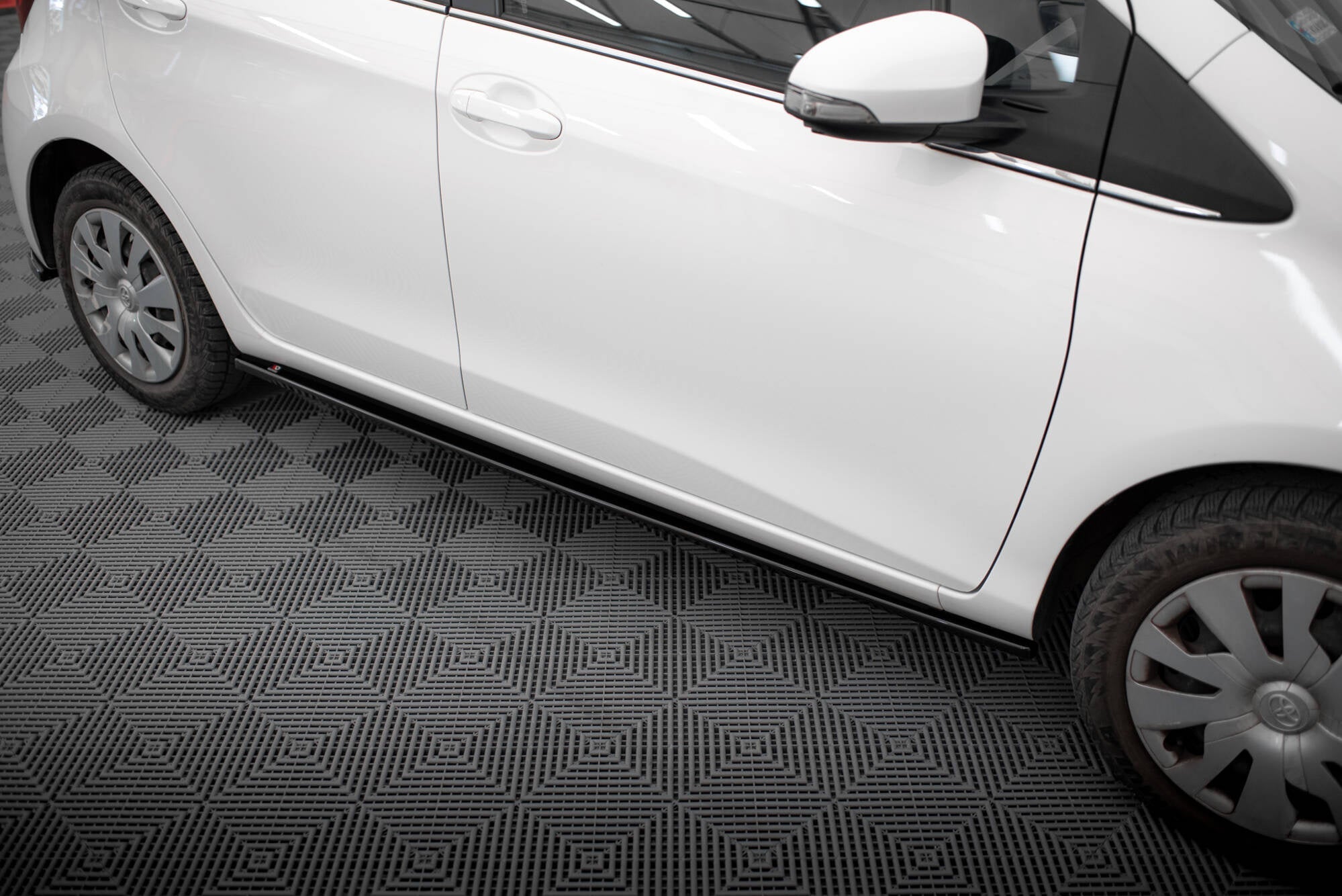 Praguri Toyota Yaris Mk3 Facelift 2014-2017 v4 - Maxton Design