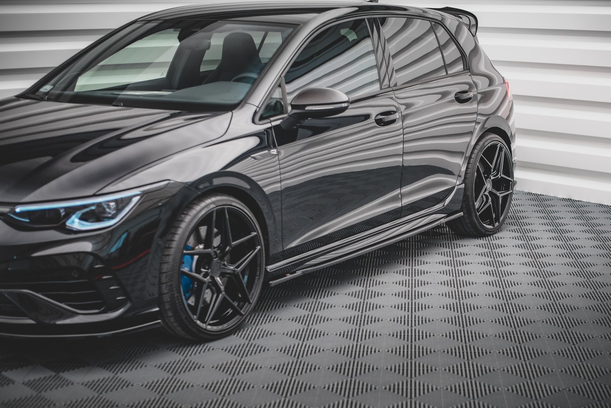 Praguri Volkswagen Golf R 8 2020- v9 - Maxton Design