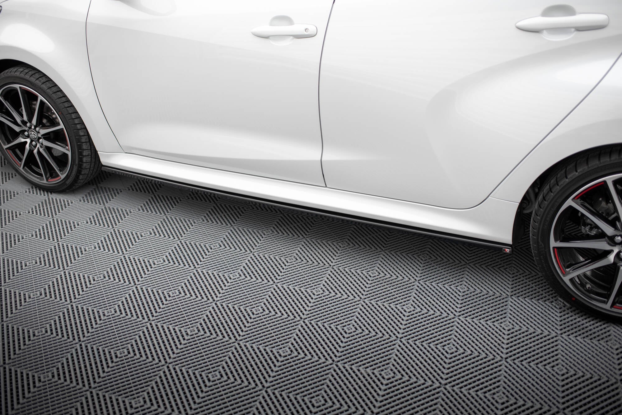 Praguri Toyota Yaris Mk4 2019- v2 - Maxton Design
