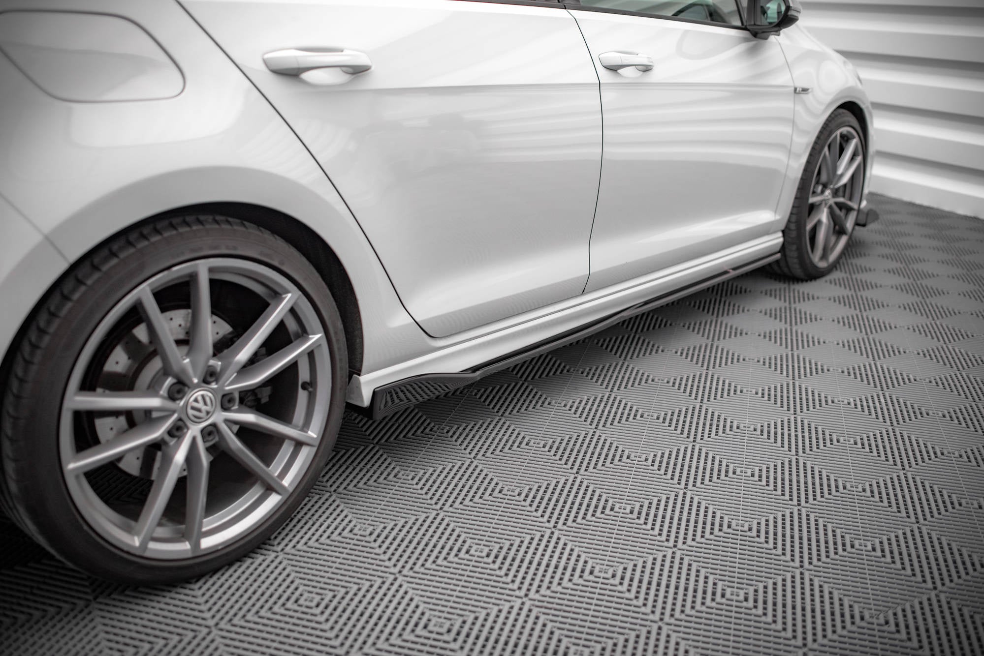 Praguri Volkswagen Golf 7 R 2013-2016 v15 - Maxton Design