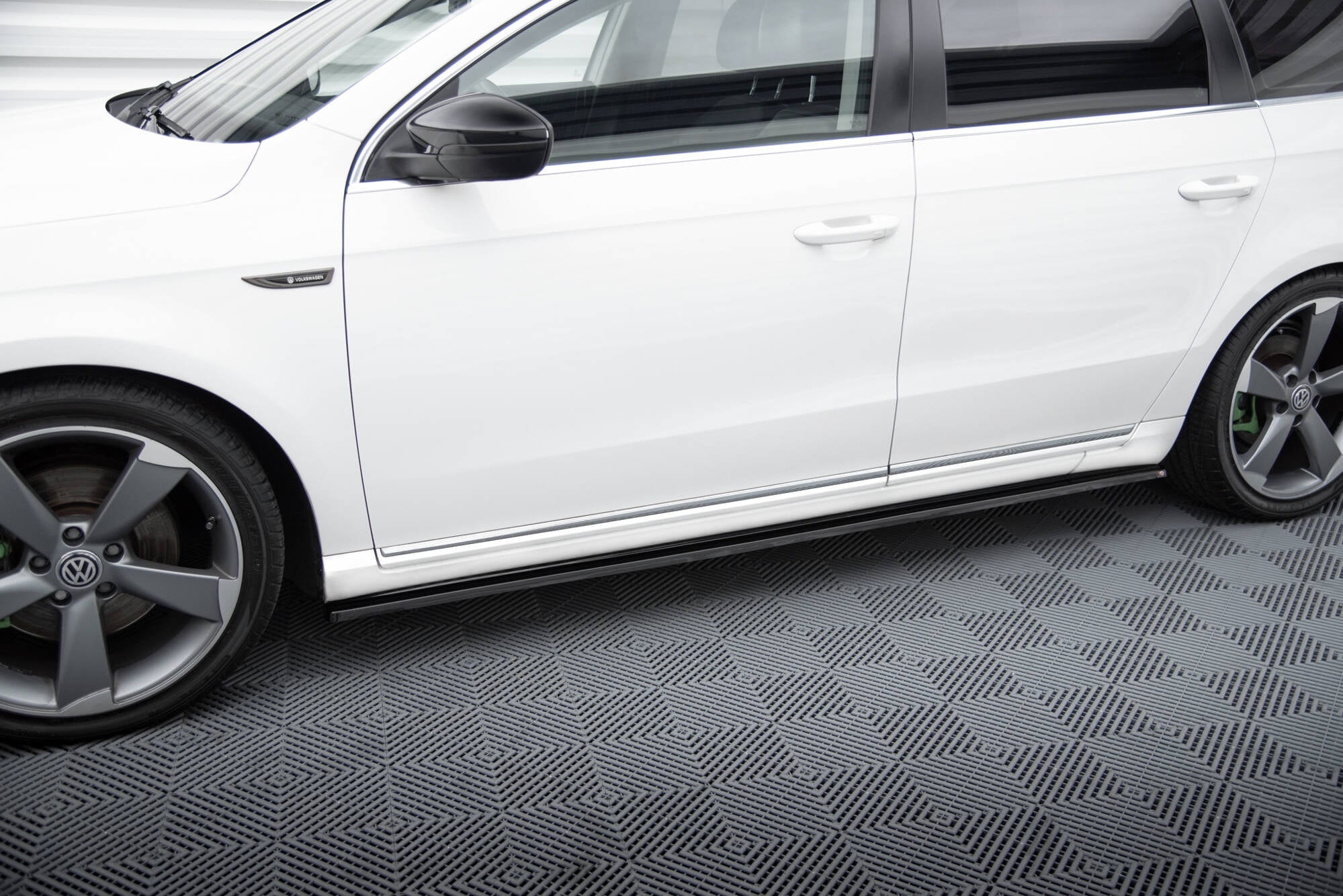 Praguri Volkswagen Passat B7 2010-2014 v8 - Maxton Design