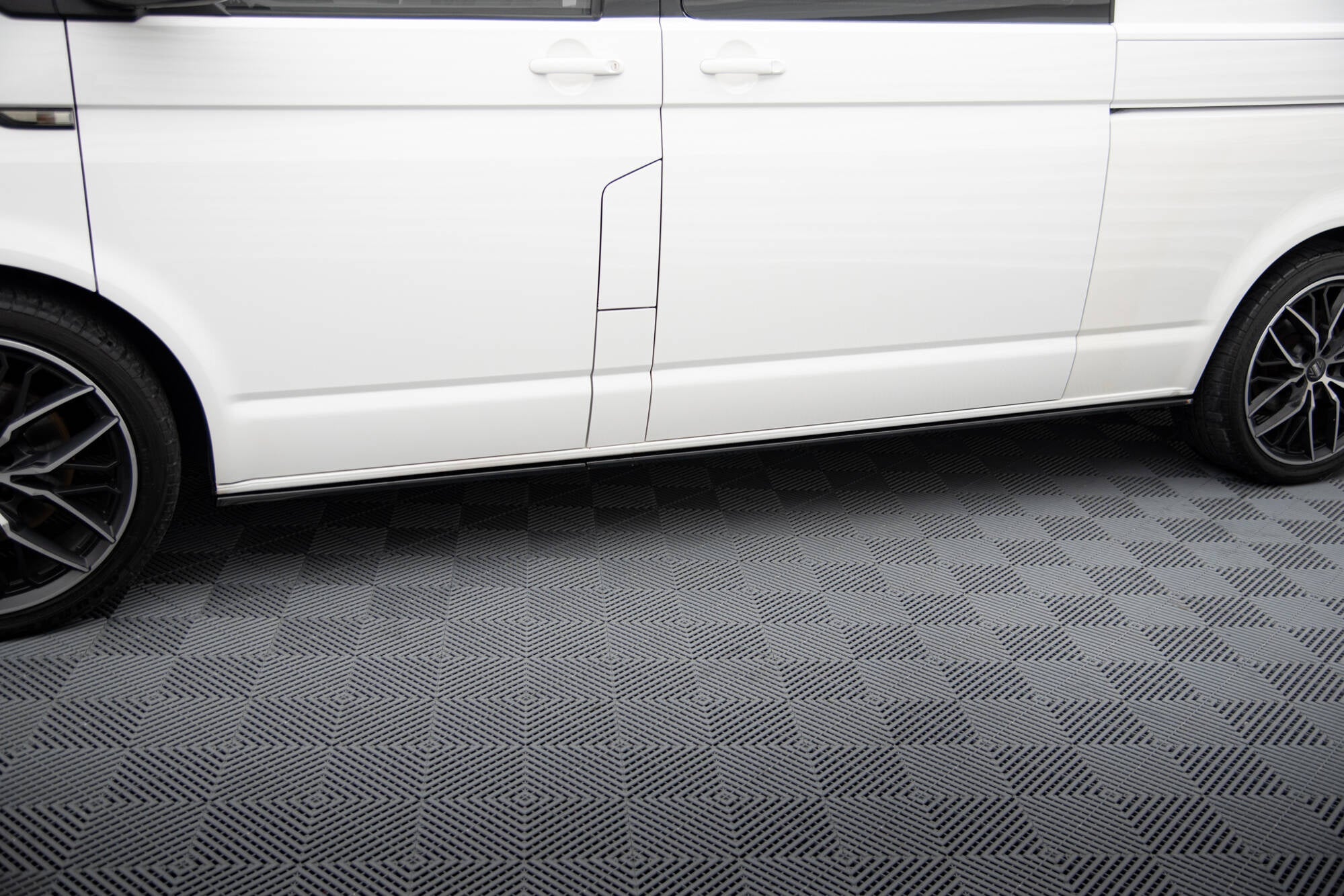 Praguri Volkswagen T6 Long Facelift 2019-2023 v3 - Maxton Design
