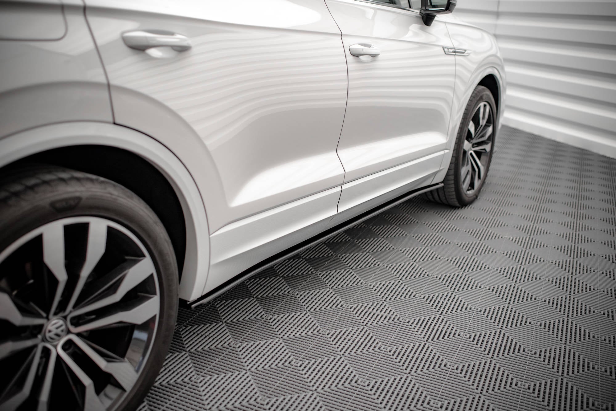 Praguri Volkswagen Touareg R-Line Mk3 2018- v1 - Maxton Design