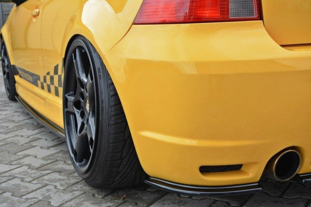 Praguri Volkswagen Golf 4 R32 2002-2004 v5 - Maxton Design