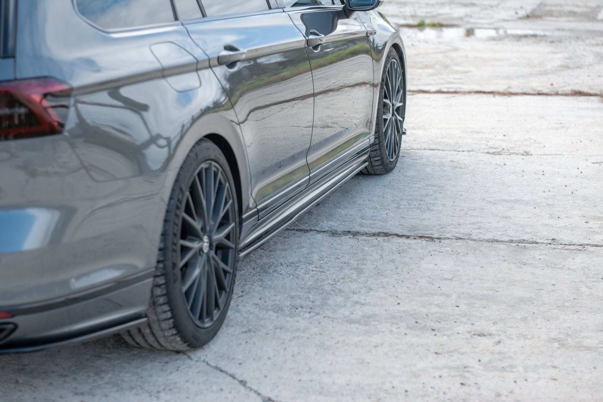 Praguri Volkswagen Passat B8 R-Line 2015- v8 - Maxton Design