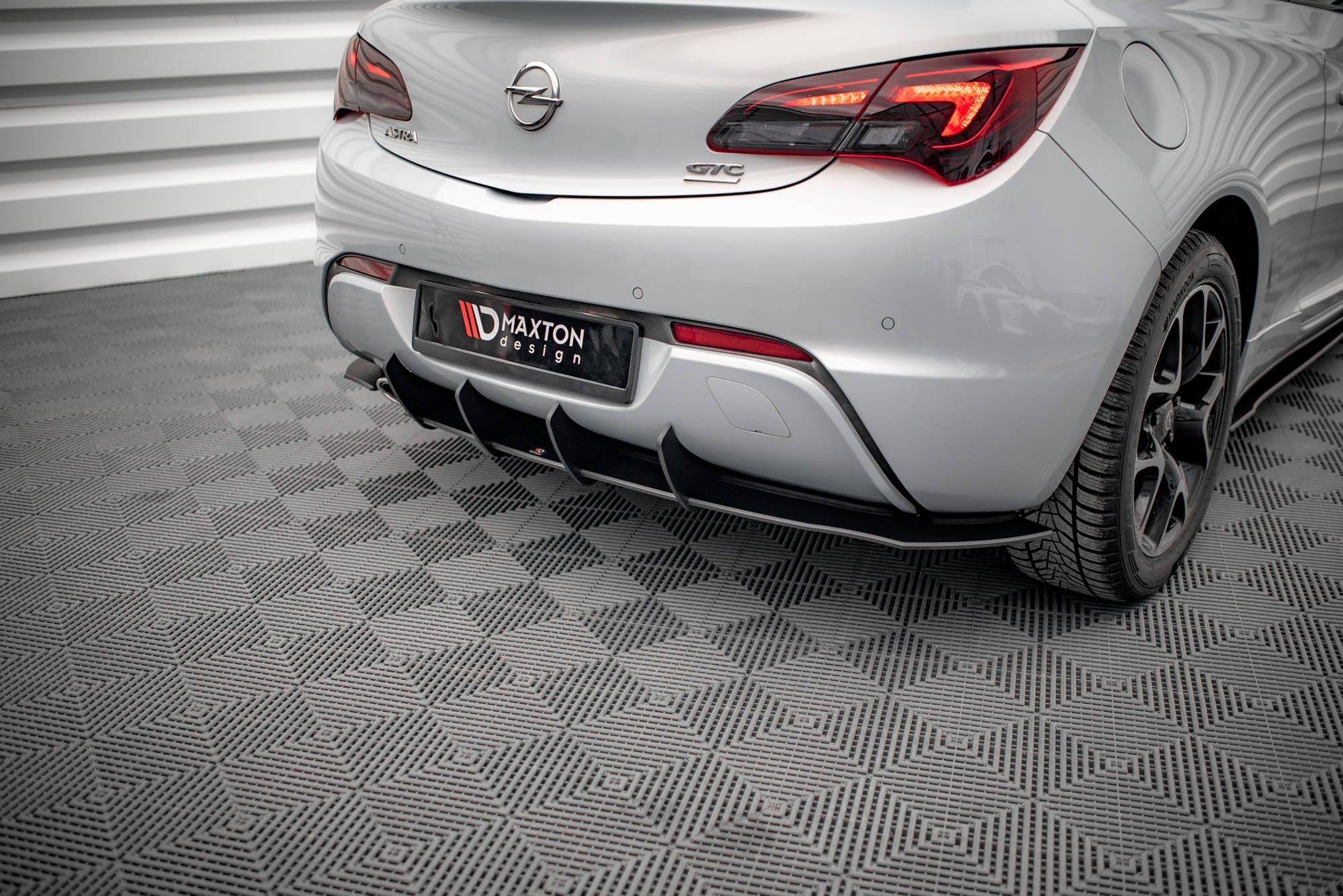 Prelungire difuzor bara spate Opel Astra J GTC OPC-Line 2011-2018 v4 - Maxton Design