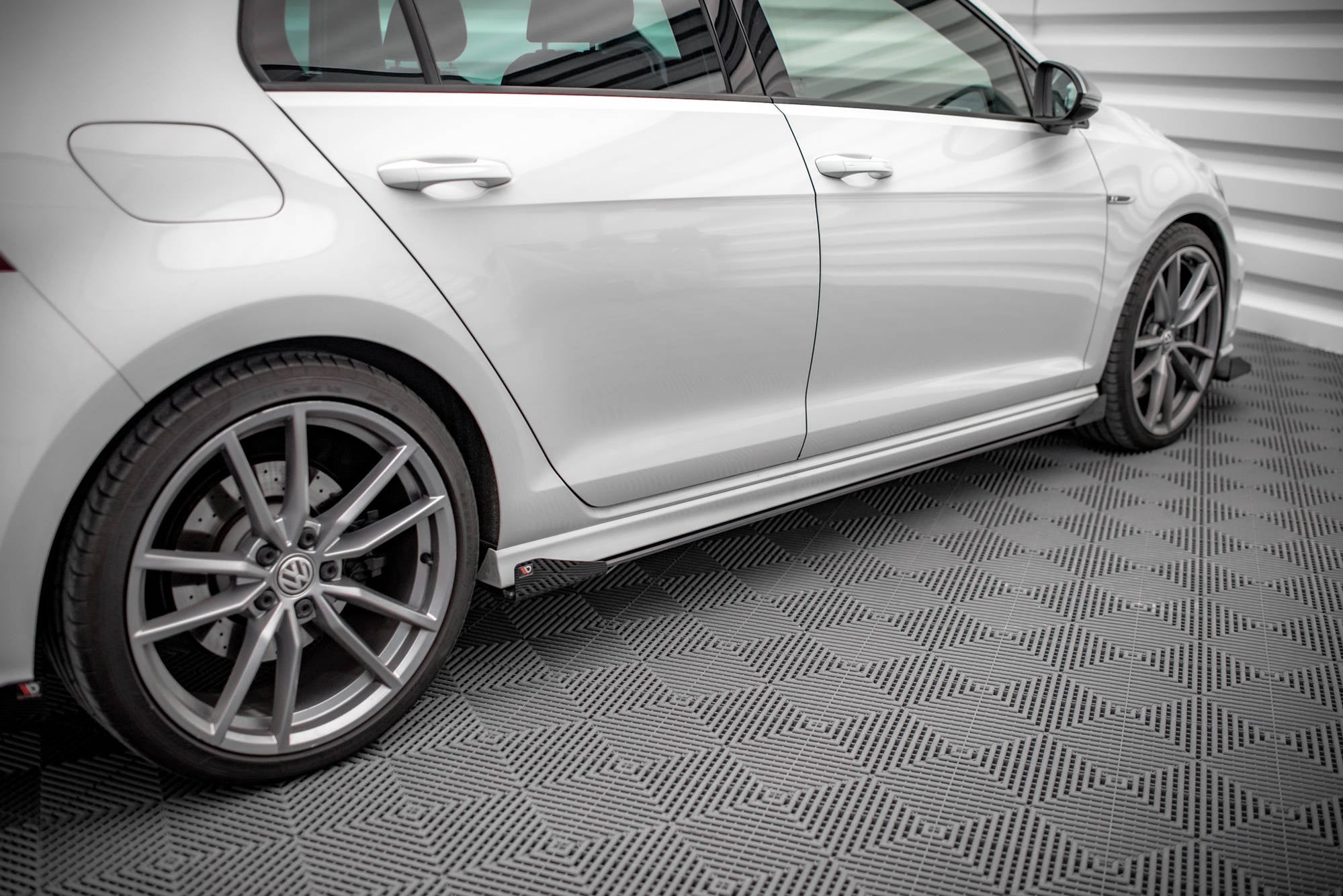 Praguri si flapsuri Volkswagen Golf 7 R 2013-2016 v17 - Maxton Design