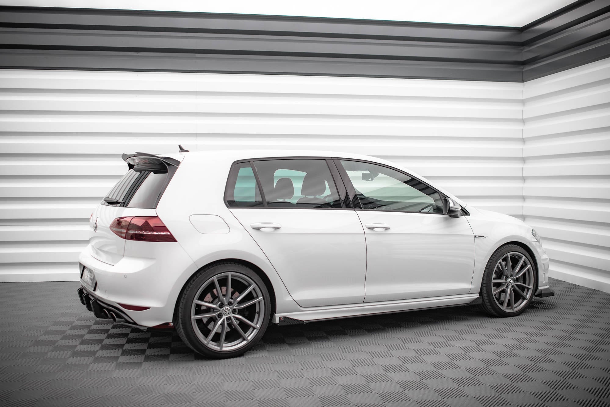 Praguri si flapsuri Volkswagen Golf 7 R 2013-2016 v17 - Maxton Design