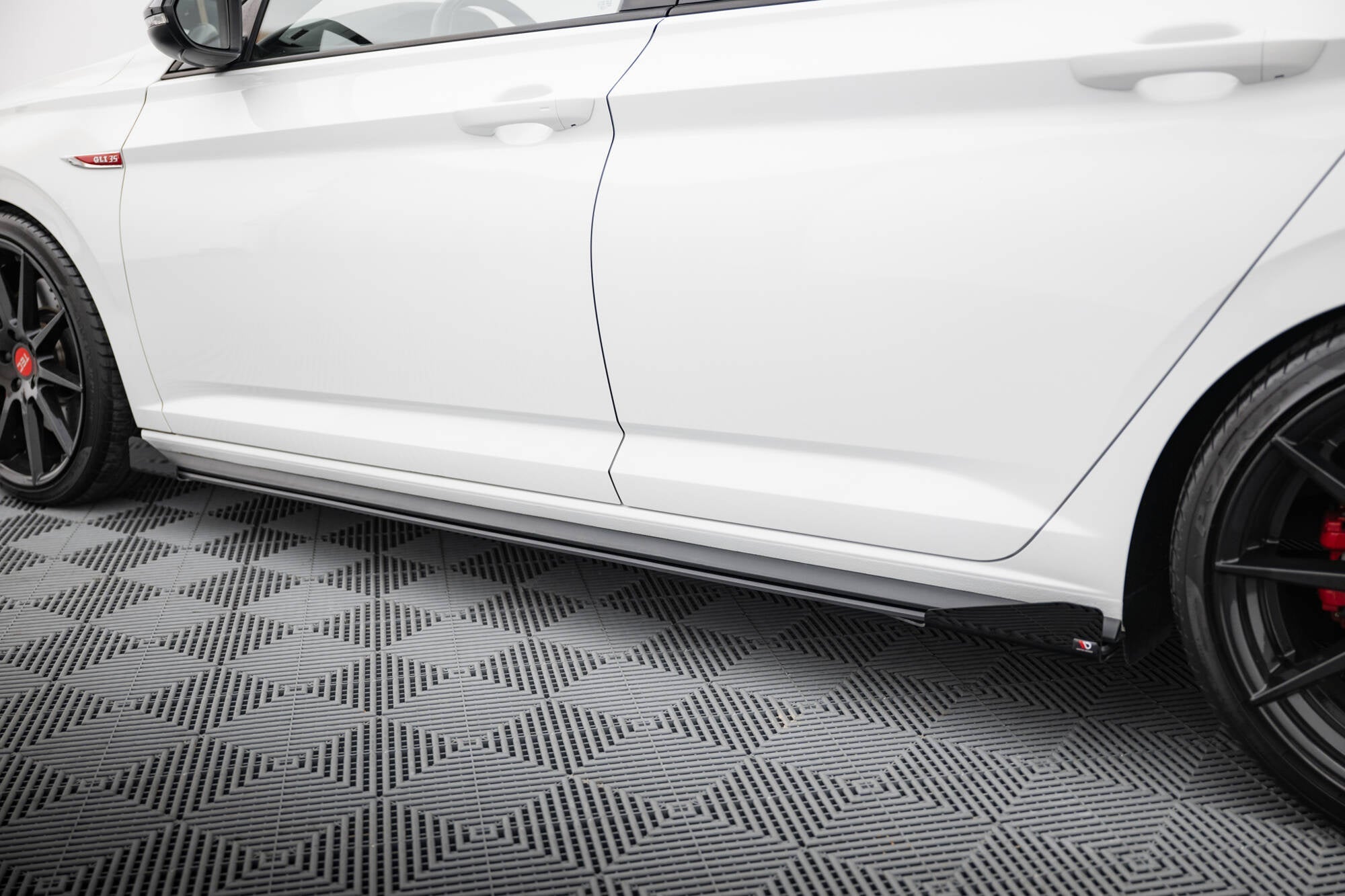 Praguri si flapsuri Volkswagen Jetta GLI Mk7 2018-2021 v2 - Maxton Design