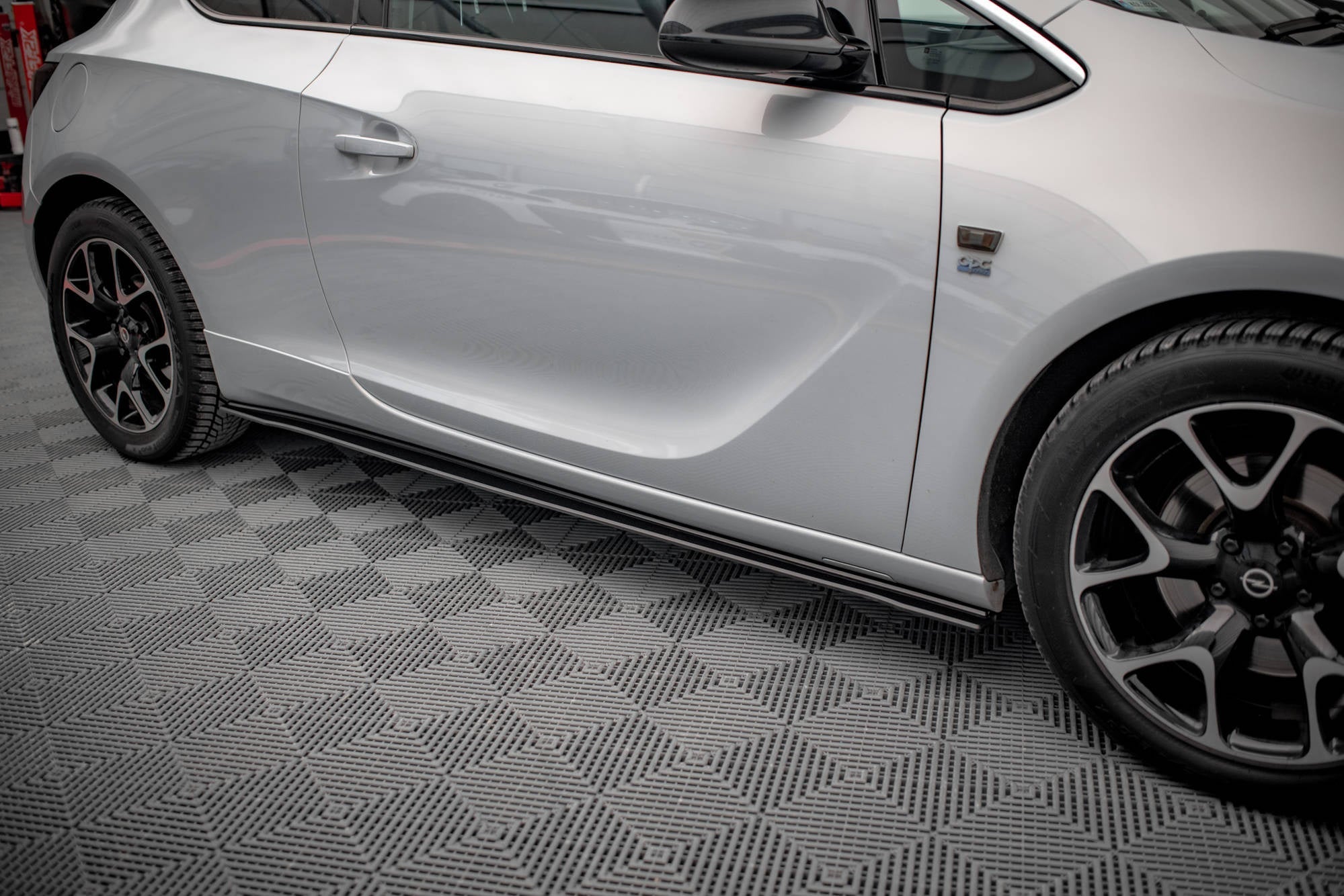 Praguri Opel Astra J GTC OPC-Line 2011-2018 v5 - Maxton Design