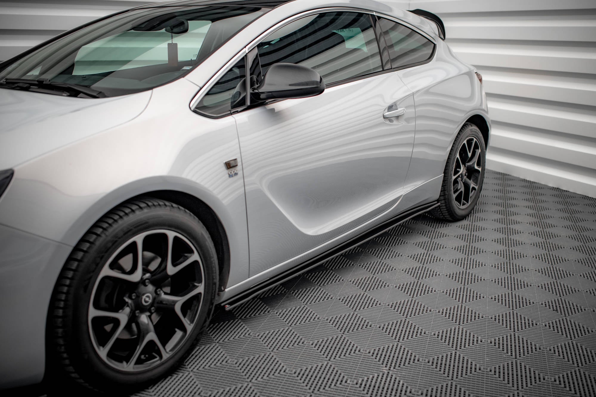 Praguri Opel Astra J GTC OPC-Line 2011-2018 v5 - Maxton Design