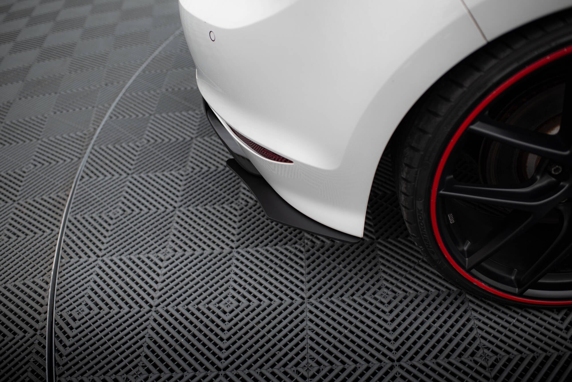 Prelungire splitter difuzor bara spate Volkswagen Golf 7 R Hatchback 2012-2017 v8 - Maxton Design